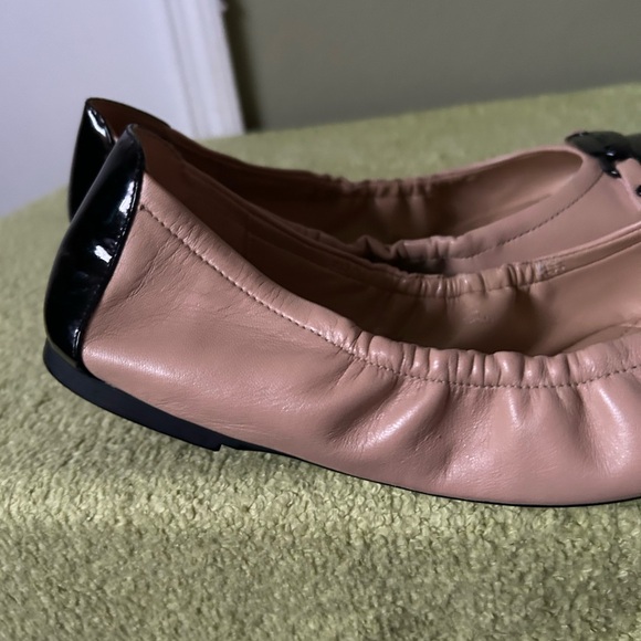 New Michael Kors Tan/Black Leather Cap Toe Logo Ballet Flats - Picture 7 of 13